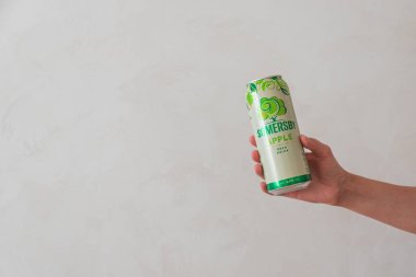 Lviv, Ukrayna - 6 Temmuz 2025: bir Somersby Apple bira kutusunu elle tutmak. Ön görünüm