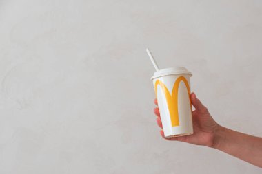 Lviv, Ukrayna - 6 Temmuz 2025: bir McDonald 's bardağını tutan. Ön görünüm