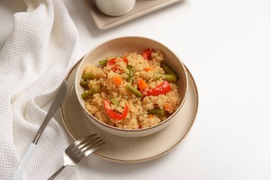 Beyaz ahşap masada kinoa sebze salatası. Vejetaryen ve diyet yemekleri