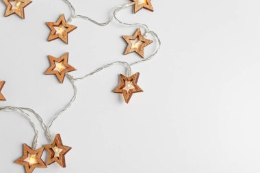 Noel tatili arka planında beyaz arka planda Noel ışıkları. Üst görünüm