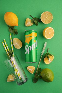Lviv, Ukrayna - 6 Nisan 2025: Demir kutu Sprite soda, Mojito kokteyli malzemeleriyle birlikte. Üst görünüm