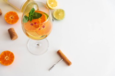 Narenciye, nane, mantar ve beyaz arka planda tirbuşon..