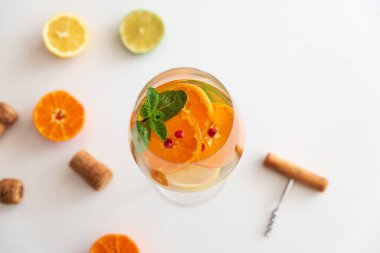 Narenciye, nane, mantar ve beyaz arka planda tirbuşon..