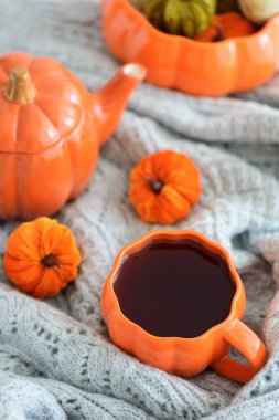 Kabak desenli sonbahar çay seti örgü örülmüş battaniyeye..