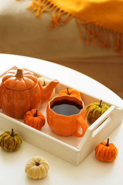 Beyaz tepside balkabağı desenli sonbahar çayı seti..