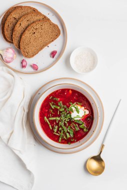 Beyaz masada ekşi krema, sarımsak ve çavdar ekmeği ile geleneksel Ukrayna çorbası. Üst görünüm