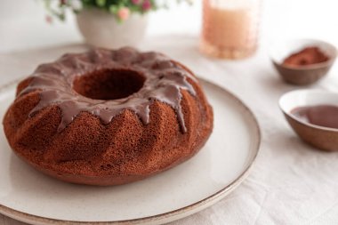 Beyaz ahşap masa üzerinde çikolata kremalı çikolatalı pasta..