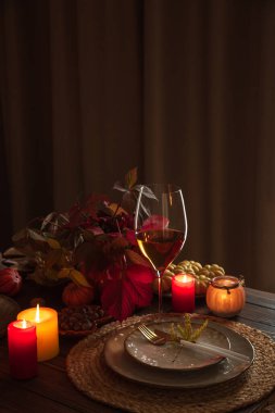 Balkabakları, Mumlar ve Yaprak Dekorasyonu ile Sonbahar Masa Ayarları