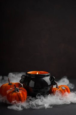 Cadılar Bayramı Mumları Kazanda Kabaklar ve Sis ile