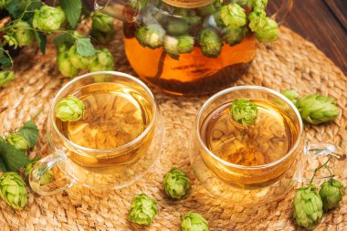 Cam Bardaklarda Taze Sıçrayan Çay ve Kırsal Arka planda Çaydanlık