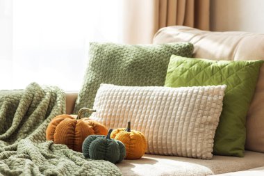 Kumaş kabaklar ve desenli yastıklarla Konforlu Sonbahar Koltuğu
