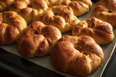 Taze pişmiş balkabağı şeklinde bademli tatlı çörekler. Şükran Günü kutlaması