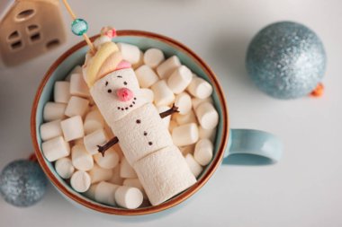 Noel süsleri ve ışıklarıyla Kupada Şekerleme Kardan Adam