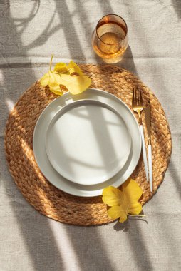 Beyaz Tabakta Sarı Yapraklı Masa Ayarları ve Güneş Işığı Altında Dokuma