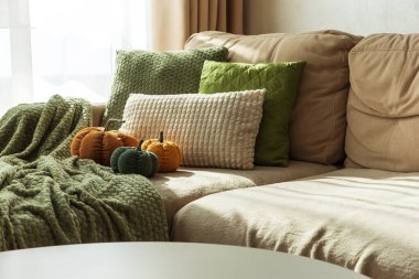 Kumaş kabaklar ve desenli yastıklarla Konforlu Sonbahar Koltuğu