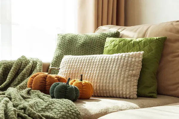 Kumaş kabaklar ve desenli yastıklarla Konforlu Sonbahar Koltuğu