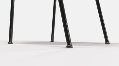 Siyah lastik ayaklı sandalye bacakları