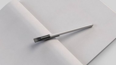 Not defterinde beyaz sayfa ve kenar görünümlü beyaz plastik kalem