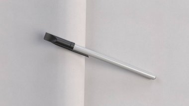 beyaz plastik kalem beyaz sayfa, üst görünüm