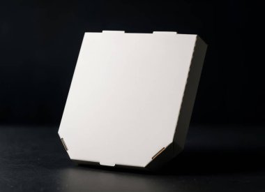 Beyaz pizza kutusu koyu arkaplanda yükseltildi