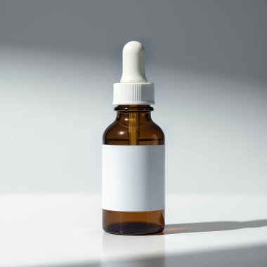 Beyaz arkaplanda damlatıcısı olan cam şişe modeli.