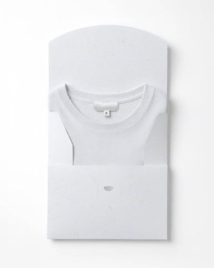 Sette örnek beyaz gömlek olan beyaz kutuyu aç