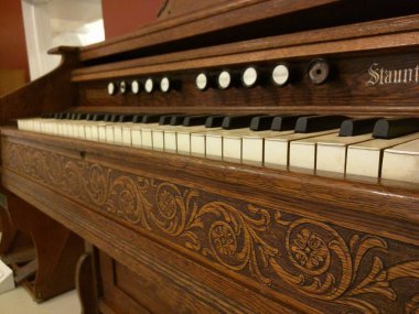 a closeup shot of an piano