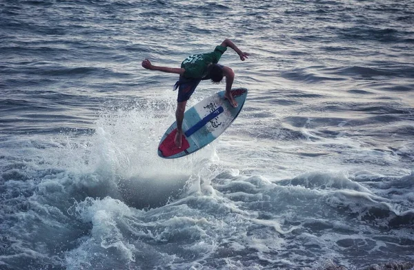 Man Die Surft Golven Manzanillo Mexico — Stockfoto