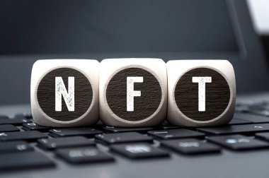 Kısaltması NFT olan küp, zar veya bloklar dizüstü bilgisayarlı İade Edilemez Token