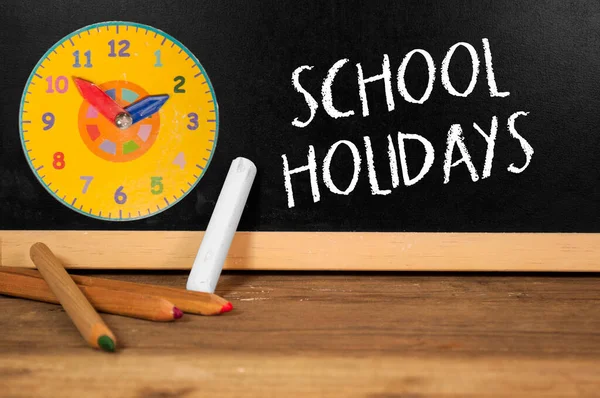 黒の学校チョークボードとともにザワード学校の休日 — ストック写真