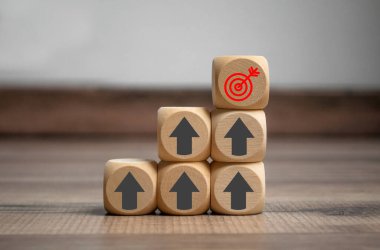 Hedef veya hedef tahtası üzerinde ok ve yay metaforlu küp ve zarlar 