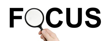 Odaklanma sözcüğünü gösteren büyüteçle el ve beyaz arka planda Alman fokusu izole edilmiş.