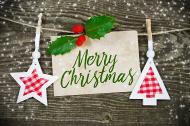 Minyatür ağaçlarla Noel süslemesi ve Almanca 'da mutlu noeller anlamına gelen tahta tabaklar. Düşen kar taneleriyle sütten çıkmış ak kaşık.