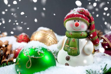 Minyatür ağaçlarla Noel süslemesi ve Almanca 'da mutlu noeller anlamına gelen tahta tabaklar. Düşen kar taneleriyle sütten çıkmış ak kaşık.