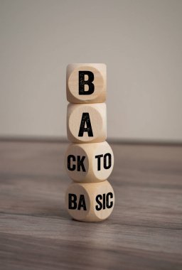 Küplerden, zarlardan ya da bloklardan yapılmış kule temel ahşap arka planda.