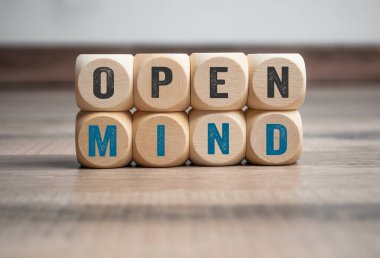 Tahta arka planda açık fikirli küp, zar ya da bloklar