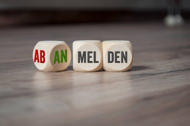 Giriş ve çıkış için Almanca sözcükler içeren küp, zar ya da bloklar - ahşap arka planda anmelden ve abmelden