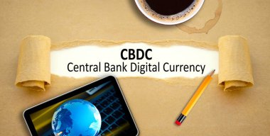 Tabletli kahverengi kağıtlar, bir fincan kahve ve CBC kısaltmalı kalem - entral banka dijital para birimi
