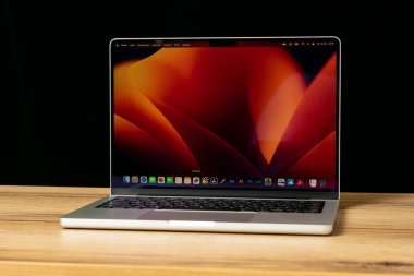 yakın - modern elma imac laptop ahşap masa üzerinde