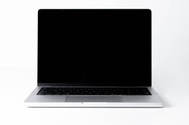 Beyaz arka planda siyah ekranlı modern laptop