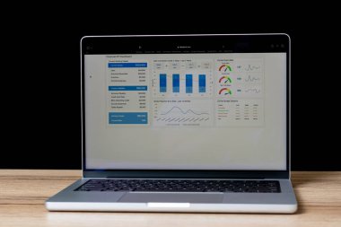 Masadaki dizüstü bilgisayarda iş veri analizi kavramı.