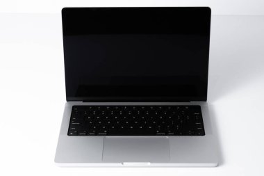 Beyaz arka planda siyah ekranlı modern laptop