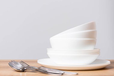 Beyaz arkaplanda boş beyaz tabaklar