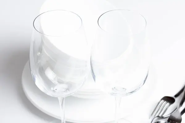 Beyaz arka planda beyaz sofra takımı ve gözlük