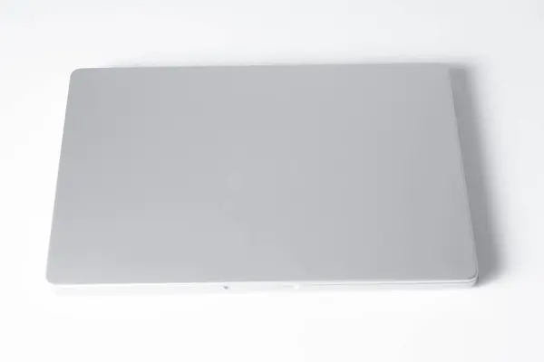gri laptop beyaz zemin üzerine izole