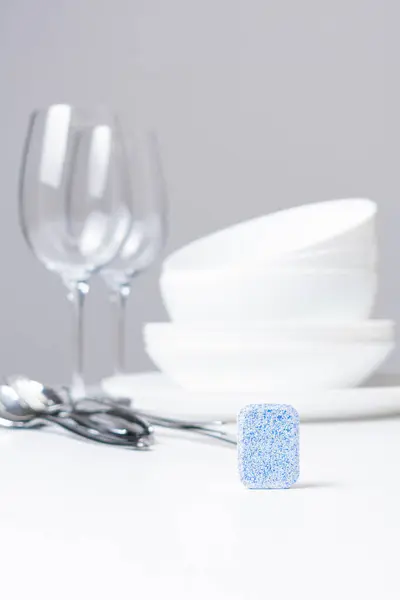 Beyaz arkaplanda çatal bıçak takımı olan boş bardaklar