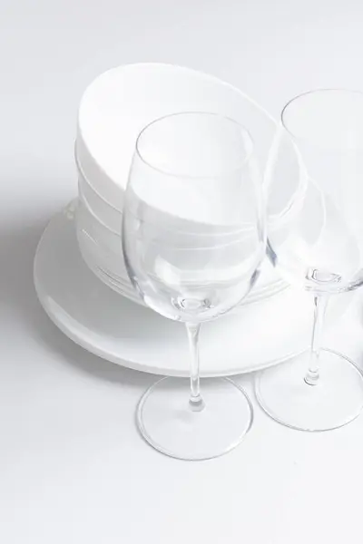 Beyaz arka planda beyaz sofra takımı ve gözlük