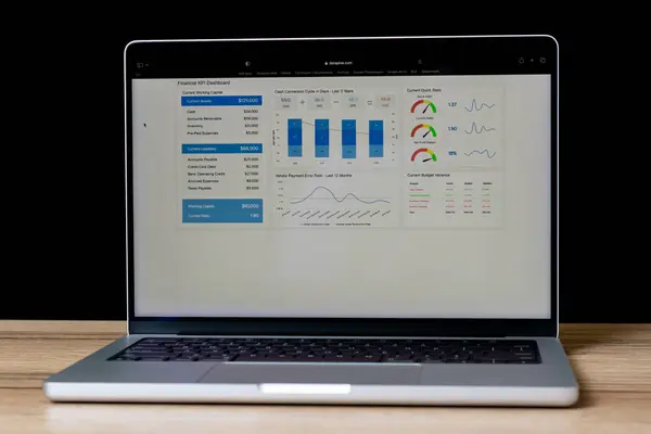 Masadaki dizüstü bilgisayarda iş veri analizi kavramı.
