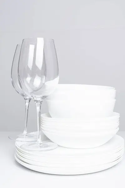 Beyaz arkaplanda beyaz masa takımı ve gözlük