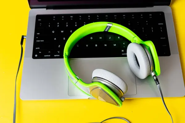  Masada ekranı olan kulaklık ve dizüstü bilgisayar.